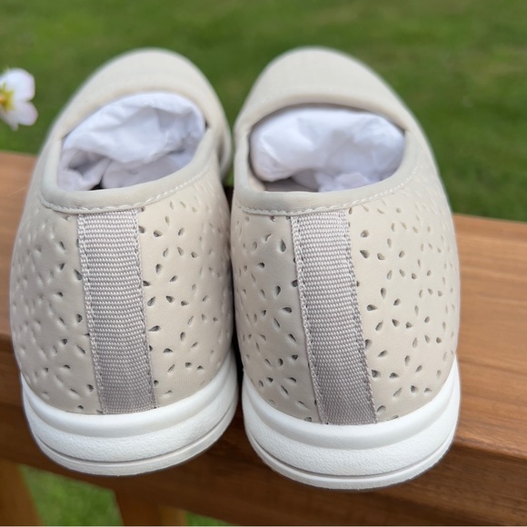 Clarks Cloudsteppers Slip On Shoe - Picture 5 of 8